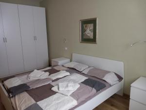 卡尼洛瑞维拉Sunshine GuestHouse的一间卧室配有带毛巾的床