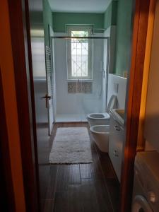 卡尼洛瑞维拉Sunshine GuestHouse的一间带卫生间和窗户的浴室