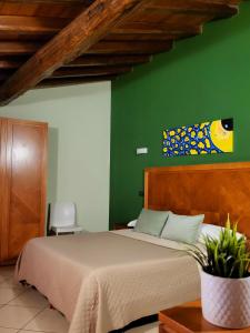 卡迪里翁西塞尔费德里科伊尔酒店的一间卧室配有一张带绿色墙壁的床