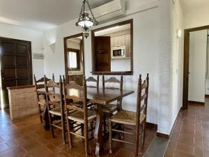 埃斯塔蒂特Bell Racó B 25的一间带木桌和椅子的用餐室