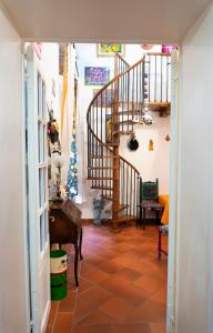 利沃诺LE STREGHE rooms e art con garage的走廊上设有楼梯和楼梯