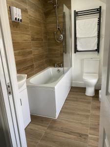 北安普敦The Roade House的浴室配有白色浴缸和卫生间。