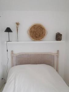 盖塔里Tamarina的卧室配有白色的床和白色的墙壁