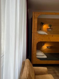 科隆Black Sheep的客房设有带枕头的木柜。