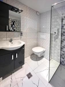 萨拉热窝GH Moonlight的浴室配有卫生间、盥洗盆和淋浴。