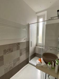 斯培西亚Affittacamere Flori的一间带玻璃淋浴和水槽的浴室