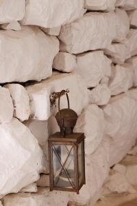 阿里奥波利斯Lithos Stone Suites的灯笼挂在石墙上