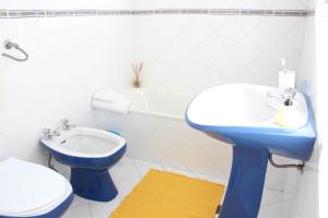 阿尔布费拉阿尔布费拉丰简旅馆的浴室配有蓝色水槽和卫生间。