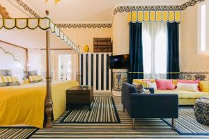 波尔蒂芒贝拉维斯塔酒店&Spa - 休闲&城堡的酒店客房,配有床和沙发