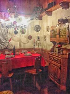圣维托-迪卡多雷Casa Antelao的一间带红色桌布的餐桌的用餐室
