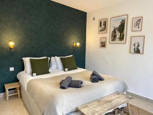 博尼法乔Domaine de Licetto的一间卧室配有两张带毛巾的床