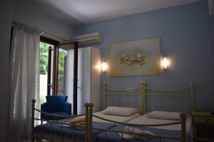 卢特拉艾季普苏伊利奥特鲁皮奥公寓的一间卧室设有一张床和蓝色的墙壁
