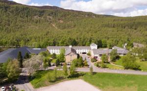 阿维莫尔Macdonald Highlands Hotel at Macdonald Aviemore Resort的山中房屋的空中景观