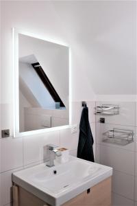 格洛米茨FEWO Ostseeland的白色的浴室设有水槽和镜子