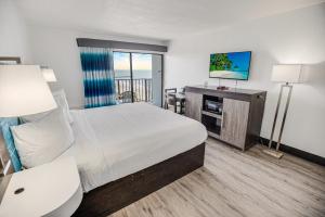 默特尔比奇热带海洋酒店 的酒店客房,配有床和电视
