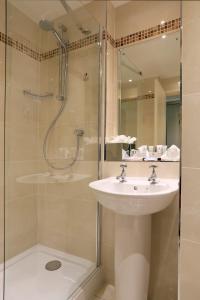阿维莫尔Macdonald Highlands Hotel at Macdonald Aviemore Resort的一间带水槽和淋浴的浴室