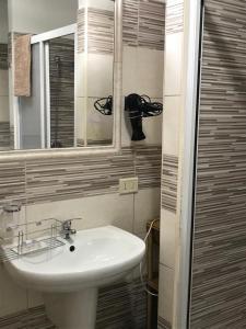 吉诺萨B&B CASA ELISABETTA的浴室设有白色水槽和镜子