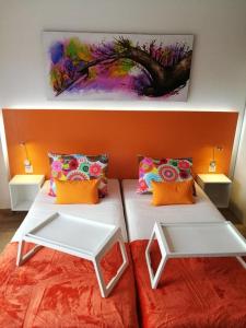 阿德耶WiFi Costa Adeje的一间卧室设有两张床,墙上挂着一幅画
