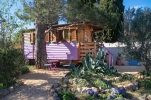 阿尔勒Vintage Provence的紫色和白色的大篷车,有树