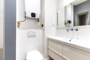 巴黎Gaité Montparnasse : Magnifique Studio的白色的浴室设有水槽和镜子