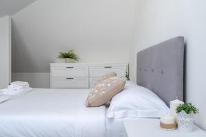 滨海弗兰卡维拉I fiori del mare - YourPlace Abruzzo的一间白色卧室,配有一张床和一个梳妆台