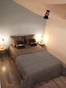 Saint-Mars-la-RéortheGÎTE LE VERGER的一间卧室配有一张大床和两盏灯