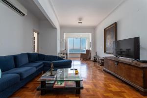 里约热内卢Sofisticado em Copacabana - 2 Suites - A801的客厅配有蓝色的沙发和平面电视。