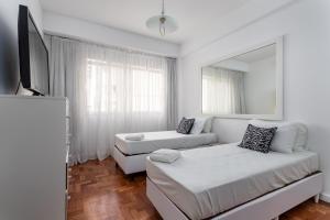 里约热内卢Sofisticado em Copacabana - 2 Suites - A801的白色的客厅配有沙发和镜子