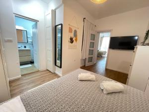 贝尔格莱德Apartment 42 - City Center的一间卧室配有一张床,上面有两条毛巾