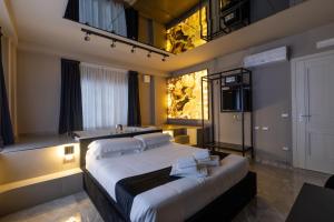 巴勒莫Maximum Exclusive Suite & Spa的一间卧室设有一张大床和一个水槽