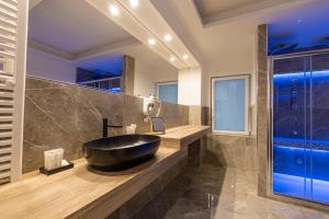 巴勒莫Maximum Exclusive Suite & Spa的浴室中央设有大型黑色浴缸。