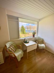 Værelse med udsigt over Limfjorden - rolige omgivelser og adgang til flot have的休息区