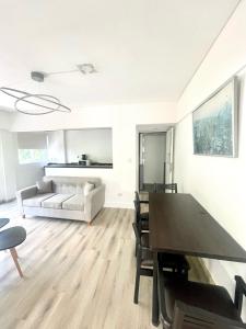 布宜诺斯艾利斯高尔夫大厦套房&公寓酒店的客厅配有桌子和沙发
