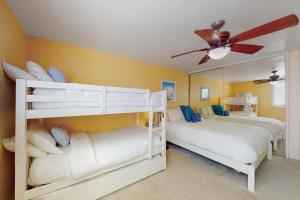 圣地亚哥Devon Retreat Unit D的一间卧室设有两张双层床和吊扇