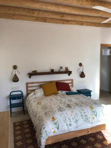 贝赫尔-德拉弗龙特拉Milagro de Algar的一间卧室配有一张大床和木制床头板