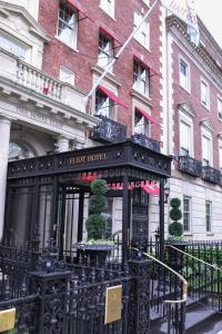波士顿The Eliot Hotel的一座黑色的建筑,上面标有酒店标志