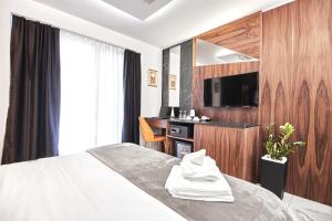 斯科普里MiM Apartments的一间酒店客房,配有一张床和一台电视