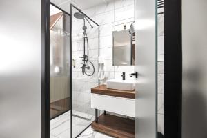 斯科普里MiM Apartments的一间带水槽和镜子的浴室