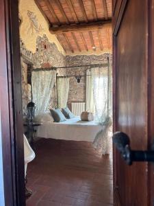 卢卡Corte Dei Folletti的石屋设有一间带大床的卧室