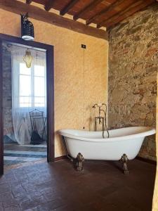 卢卡Corte Dei Folletti的石墙客房内的浴缸