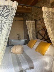 卢卡Corte Dei Folletti的一间卧室配有一张床和浴缸