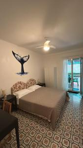 博纳索拉Curpi de Ma的卧室配有一张挂着鲸鱼的床