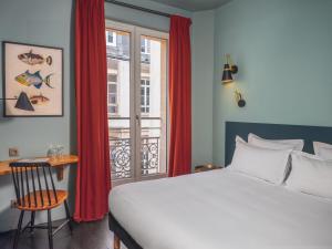 巴黎Hôtel Edgar & Achille的一间卧室配有床和红色窗帘的窗户