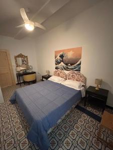 博纳索拉Curpi de Ma的卧室配有一张床,墙上挂有绘画作品