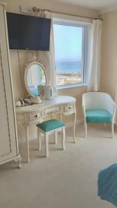 圣艾夫斯帕尔马住宿加早餐旅馆的白色梳妆台、镜子和椅子