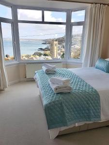 圣艾夫斯帕尔马住宿加早餐旅馆的一间卧室设有一张床,享有海景