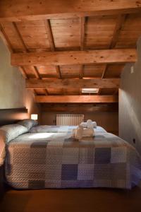TronchónCasa Rural Martín的一间卧室设有一张木天花板床。