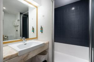 波尔蒂芒Cantinho do Mar的一间带水槽和镜子的浴室