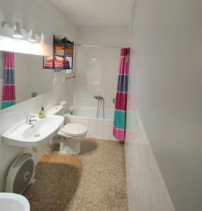 维拉福林Apartamiento MEDITERRANI,VISTAS AL MAR,PISCINA!的浴室配有盥洗盆、卫生间和浴缸。