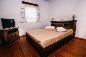 普拉提伊亚洛斯西弗诺斯Loukas and Margarita's house的一间卧室配有一张床和一台平面电视